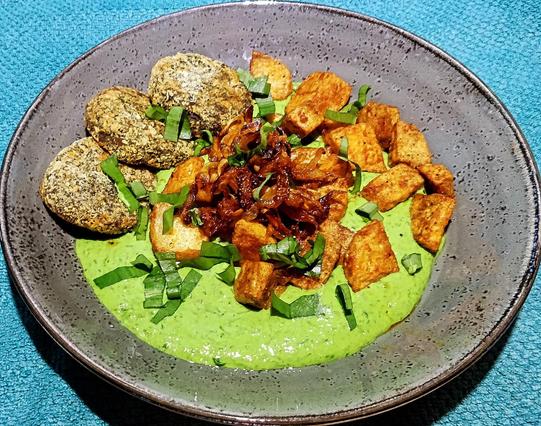 Bildbeschreibung: Brennessel-Haferflocken Laibchen mit gerösteten Erdäpfeln, karamellisierten Zwiebeln, auf Bärlauch-Tofu Creme, garniert mit Bärlauch, serviert auf grauem Teller.

Rezept Brennessel-Haferflocken Laibchen:

200gr. Brennessel blanchieren, pürieren, ca. 100gr. feine Haferflocken, Gewürze und paar Eßl. Kichererbsenmehl nach Bedarf zugeben.
Rasten lassen, dann Formen und in Brösel oder zb. Sesam wenden.
Mit Öl besprühen und bei 180° backen bis goldbraun, ca. 30 Minuten.