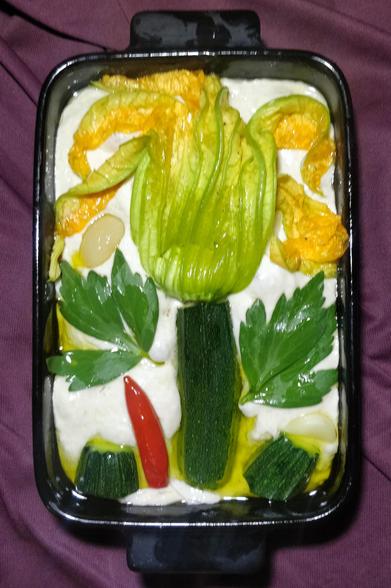 Kleine Foccacia mit Zucchini, Zucchiniblüte, Kräuter und Gemüse aus dem Garten.