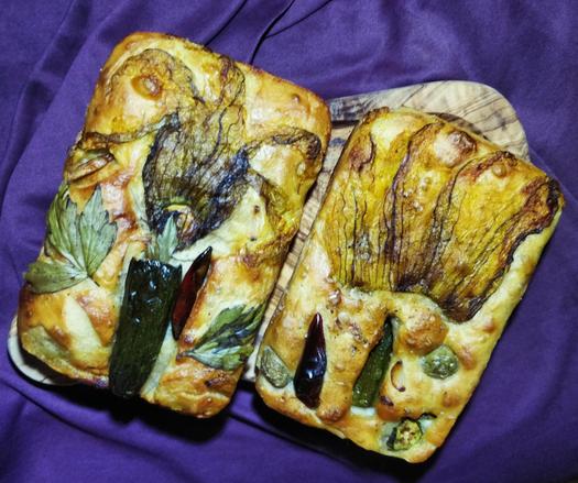 2 Mini Foccacia mit den beschriebenen Zutaten, fertig gebacken.
