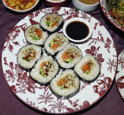 Kimbap - die koreanische Version von Sushi Rollen. Gefüllt mit Tofu und Gemüse. Dazu ein Schüsselchen mit Sojasauce.