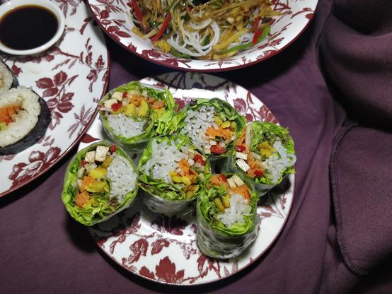 Sommerrollen - frische Reispapier Rollen, gefüllt mit Salat, Gemüse, Tofu, Kichererbsen'Ei' und Nudeln.