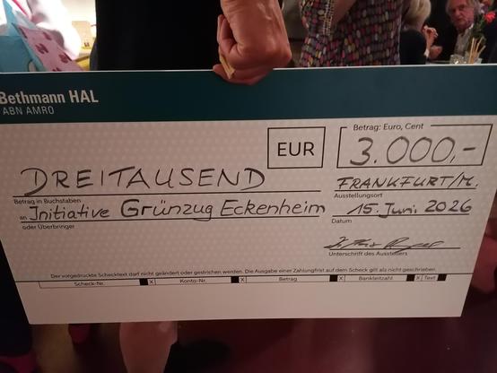 Ein sehr großer Scheck aus Pappe über dreitausend Euro.